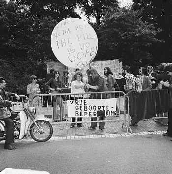 Dolle Mina beweging te Den Haag tegen voorschriften geboortebeperking RK-kerk, b, Bestanddeelnr 926-5692